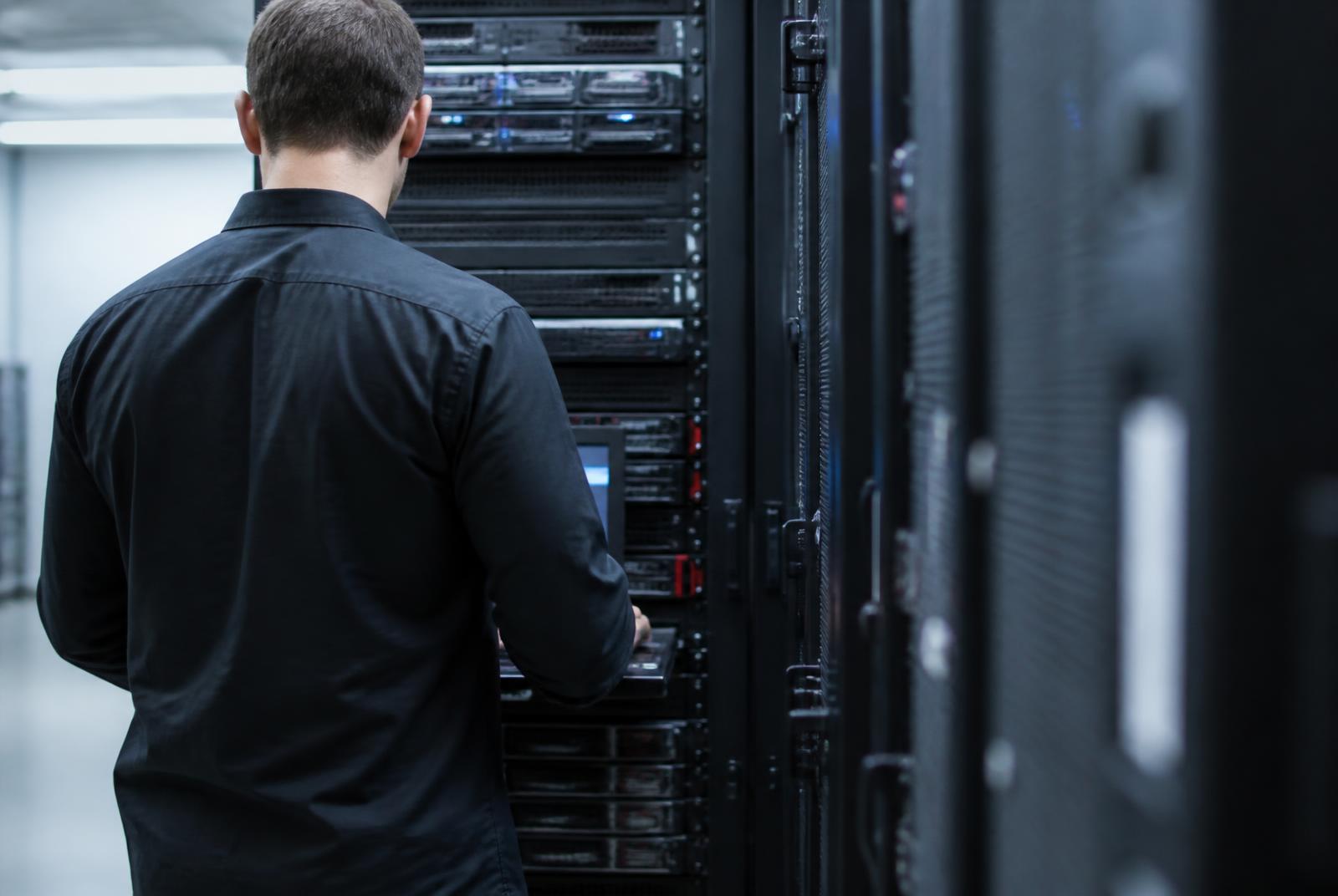 Engineer werkt aan hardware in een datacenter